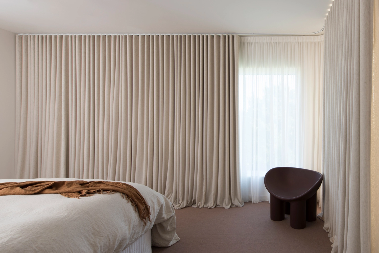 How to Layer Sheer and Blackout Curtains? Modern Sheer And Blackout Curtains In Dubai